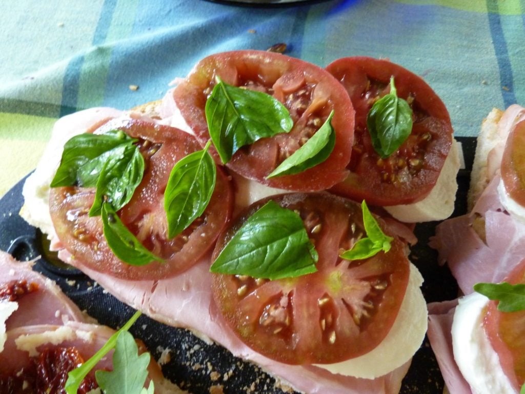 Panino buffalo Mozzarella Prosciutto Cotto tomato basil