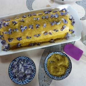 decorating swiss roll sponge cristallyzed violets