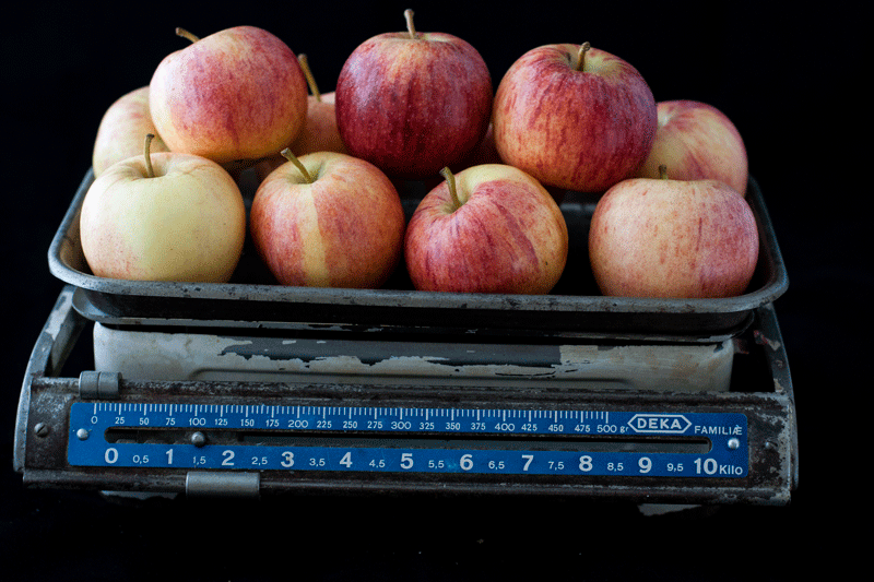 1 kilo of apple rennette on a scale