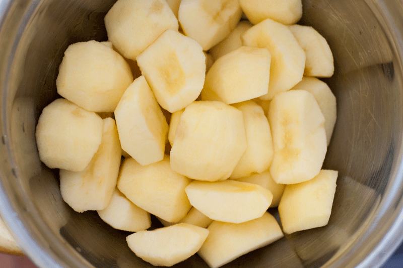 Cut the apples in large chunks