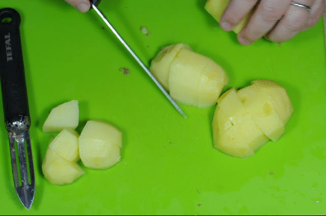 cutting and peeling boiled potatoes