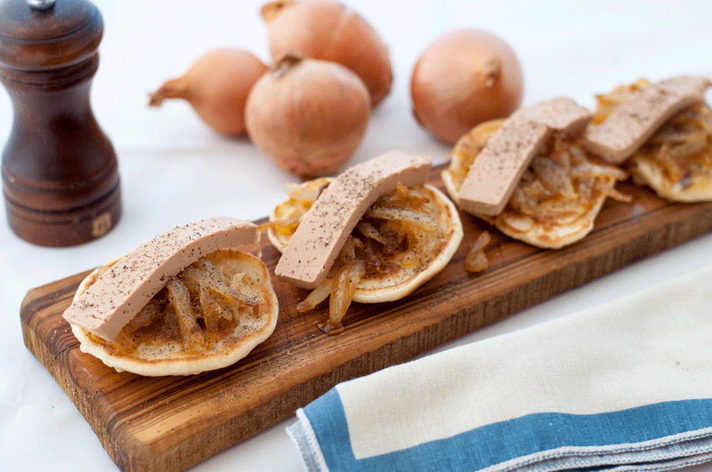 Savoury pancakes with pate de foie gras and caramelized onion