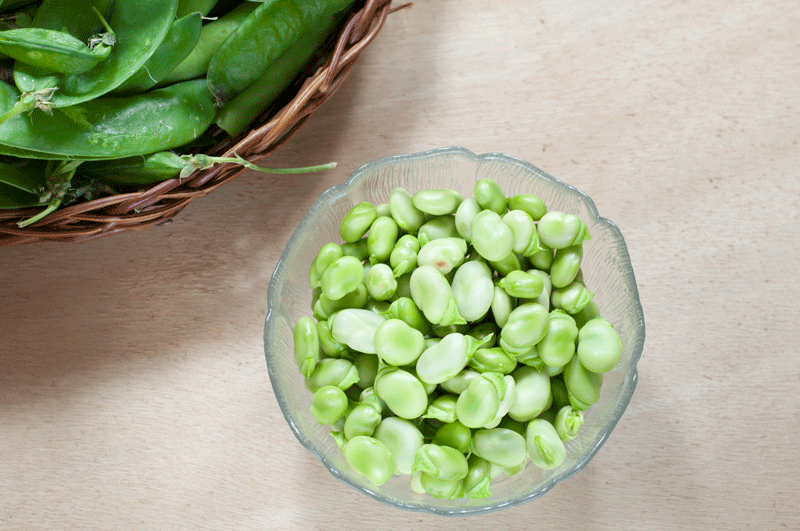 peeled broad beans with inner skin