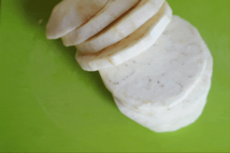 Peel and cut the eggplants in slices