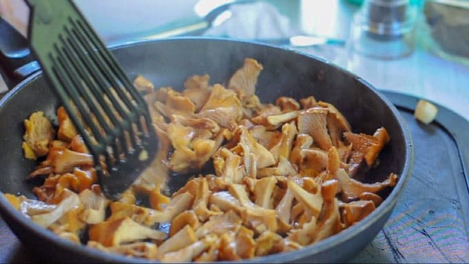 Stir the chanterelle while frying