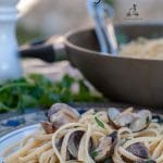 Linguine with clams is a classic Italian dish with what we call: Vongole Veraci. The clams are fresh and it is simply made with garlic, parsley and white wine. If you wish you can also add some fresh tomatoes. #yourguardianchef #italianfood #italianrecipe #pasta #seafood
