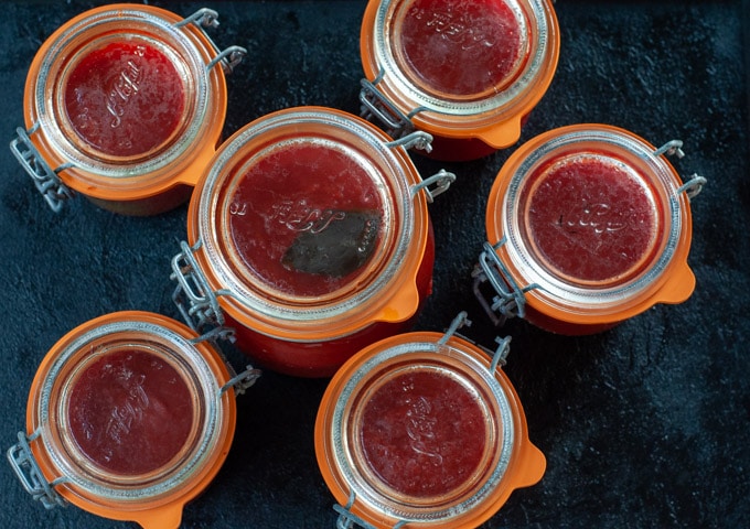 Canned tomato sauce