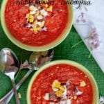 This is a nice fresh tomato soup you can make when you have too many tomatoes and want to use them with zero effort. Salmorejo is very similar to Gazpacho but made only with tomatoes. It is served cold topped with ham and hardboiled eggs. To add a festive touch I decorated it with some edible flowers, Tulbaghia.