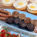 A full Irish breakfast is made with eggs, rashers/bacon, sausage, white and black pudding, mushrooms, tomatoes, and soda or brown bread. Not easy to find all these ingredients in France, so we adapt!