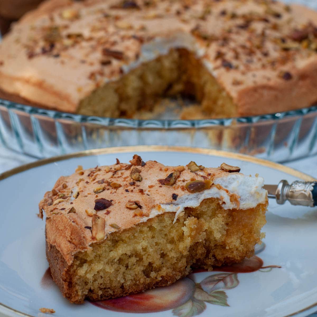 Apricot jam cake with marshmallow