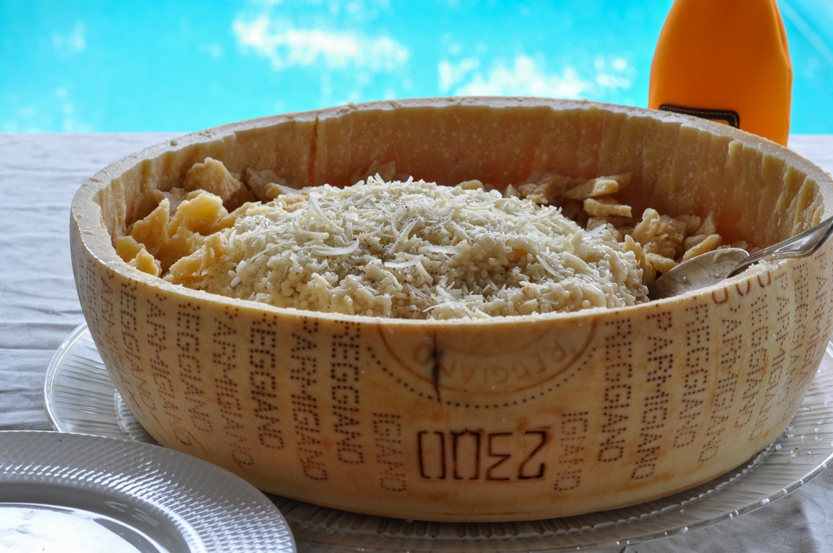 2 lb - 1 kg of risotto served in the Parmesan wheel