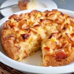 This Italian apple cake is simply made with plenty of apples to fully enjoy their taste: 1 kilo (2 pounds) of apples and no other spices added. It is the juice from these apples that make this cake creamy and fluffy.