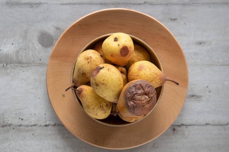 Overripe Pear Crumble Recipe With Almonds - Your Guardian Chef