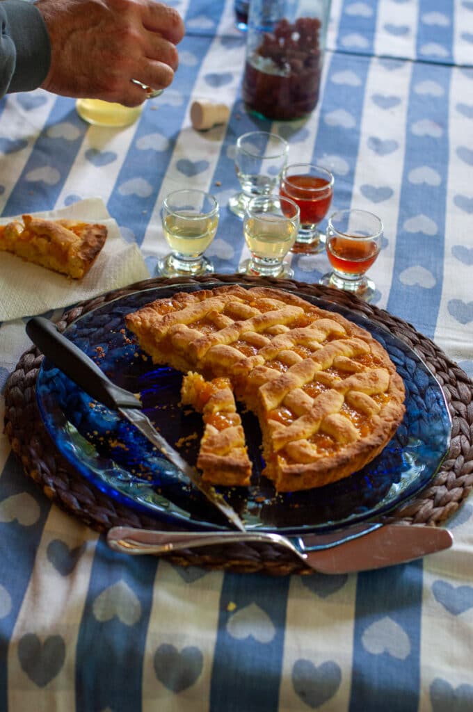 Crostata di marmellata served with homemade liqueurs