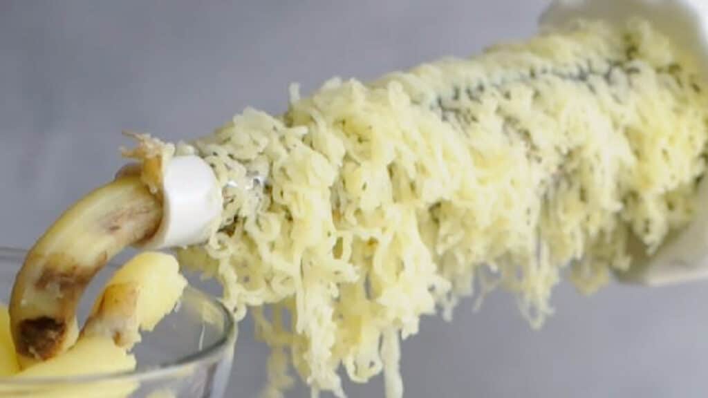 Kitchenaid vegetables strainer separating the skin from the potato