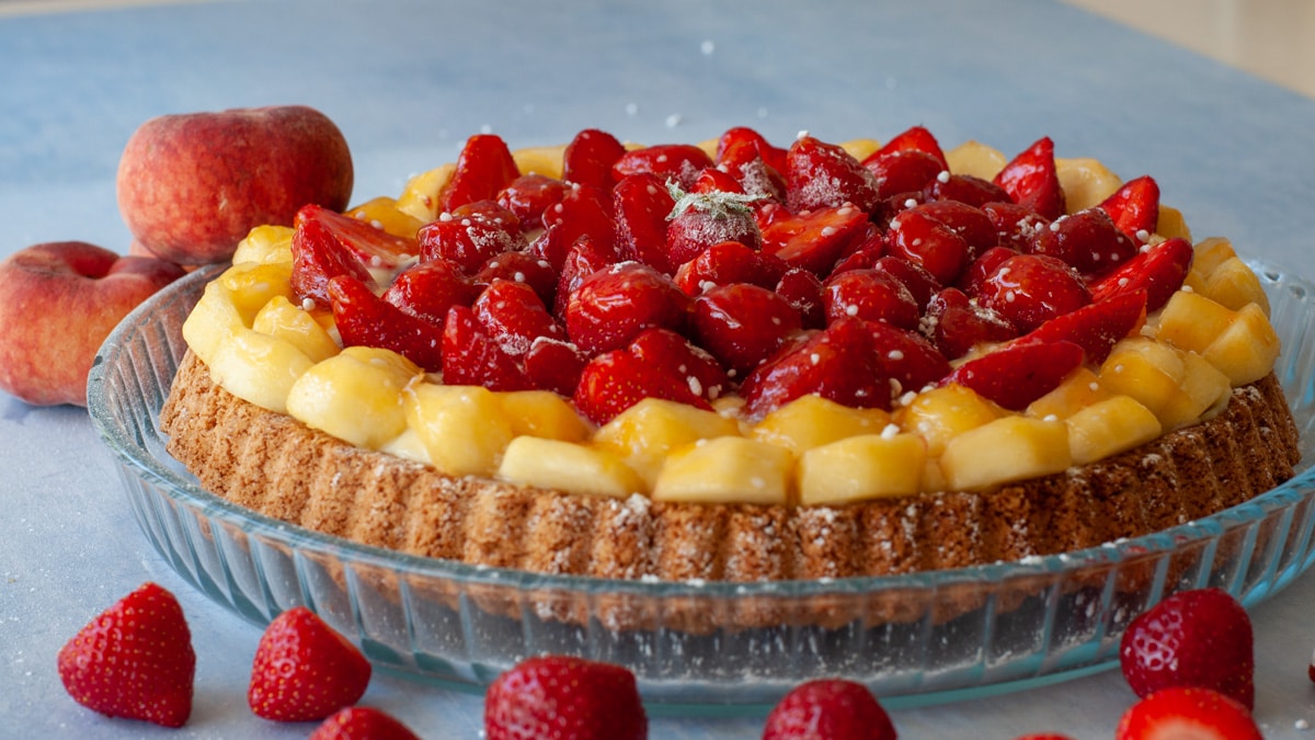 Placing the fruits on the tart