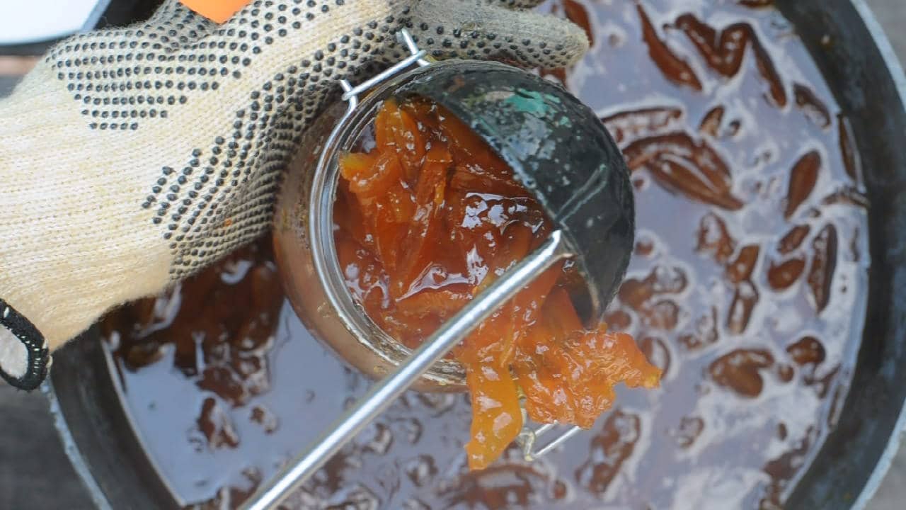 transfer the marmalade into sterilized jars