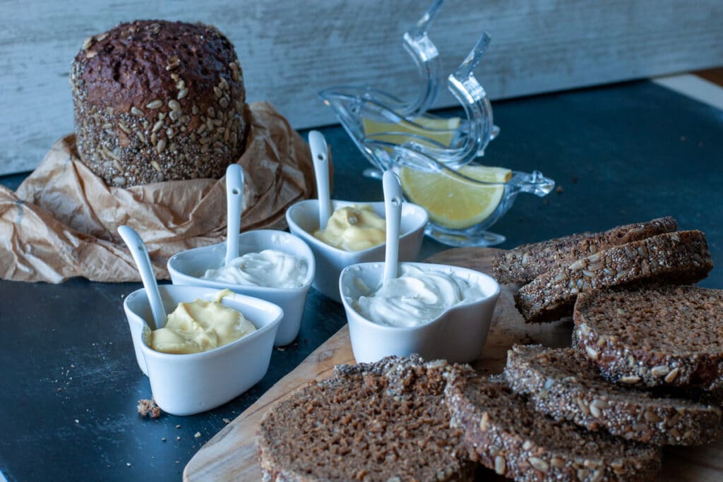 Rye bread and sauces for a seafood patter