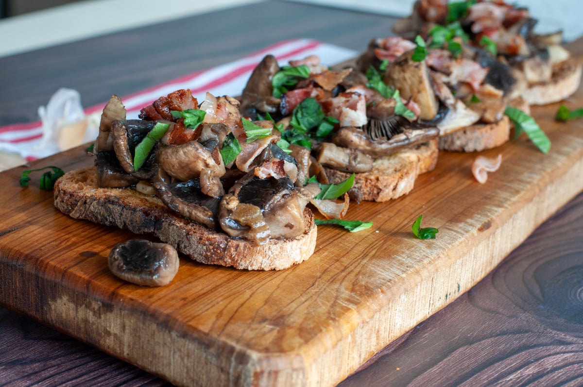 Bruschetta served with mushrooms and bacon