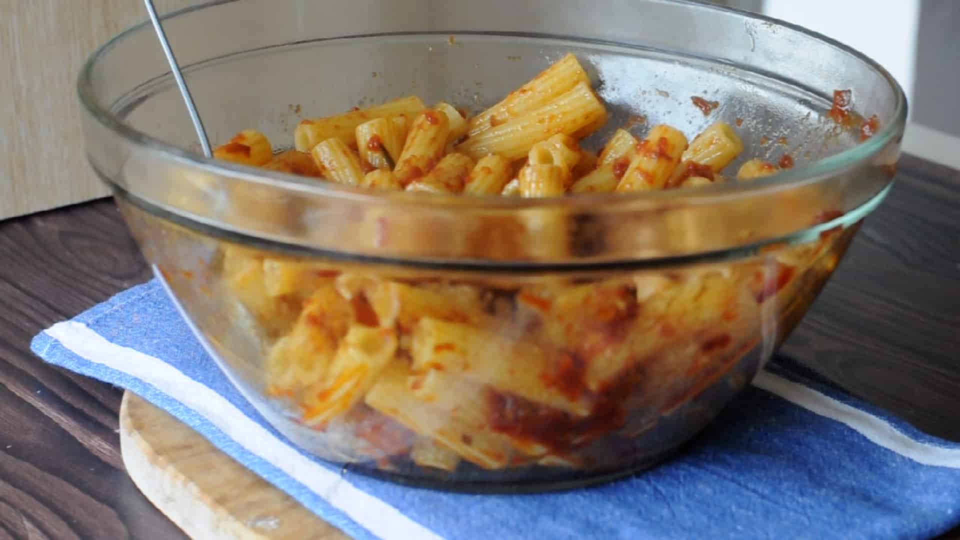Seasoning the pasta