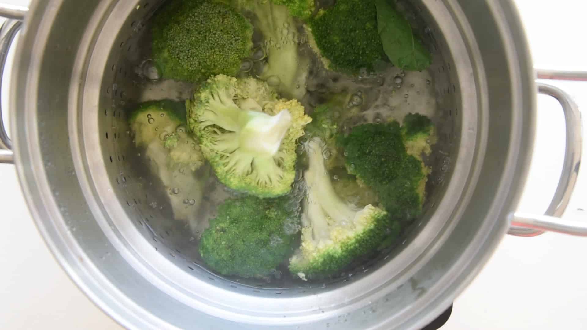 Boiling the broccoli