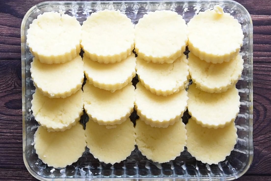 Arranging the Semolina cakes into overlapping rows