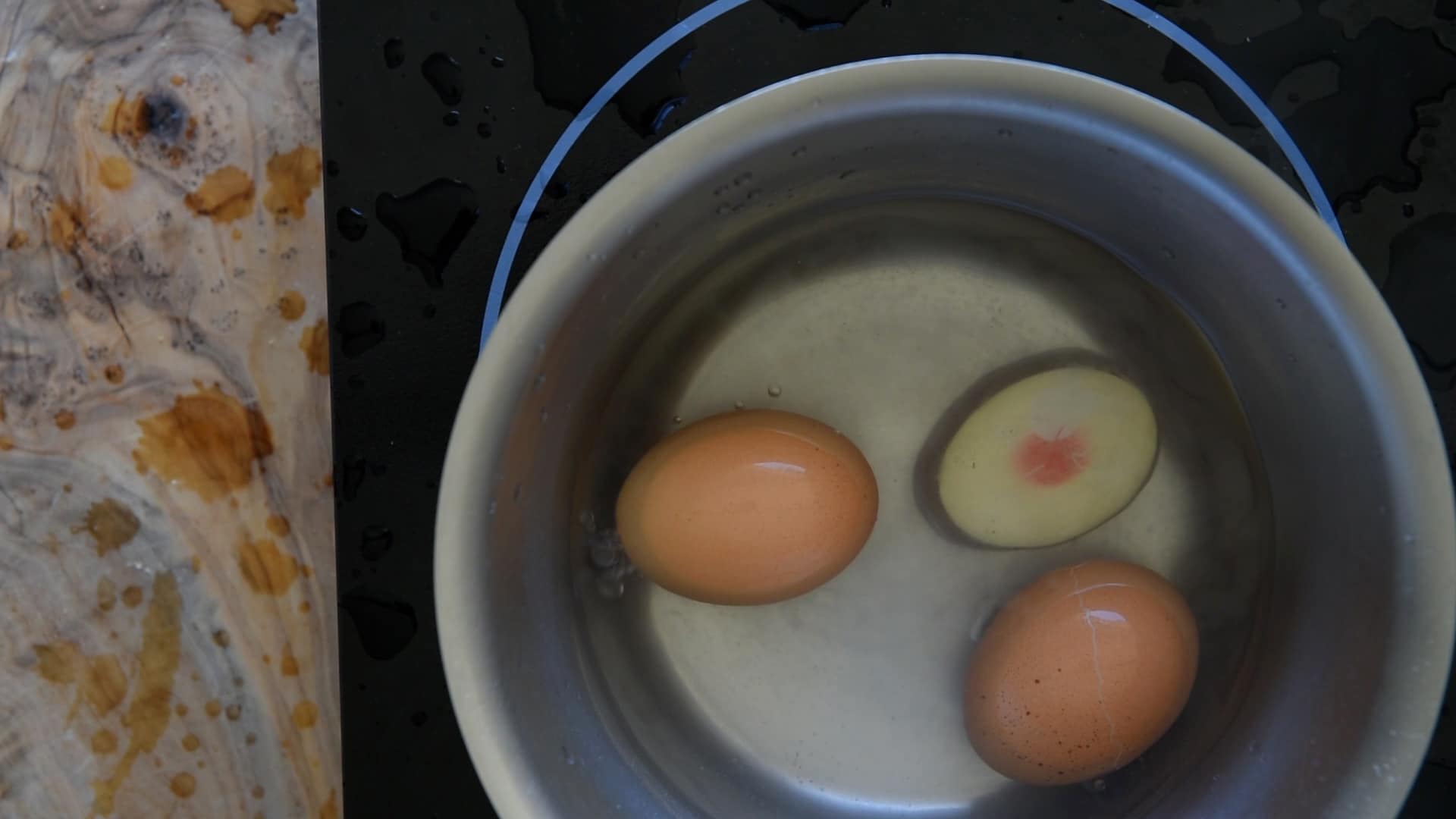Boiling egg with egg timer