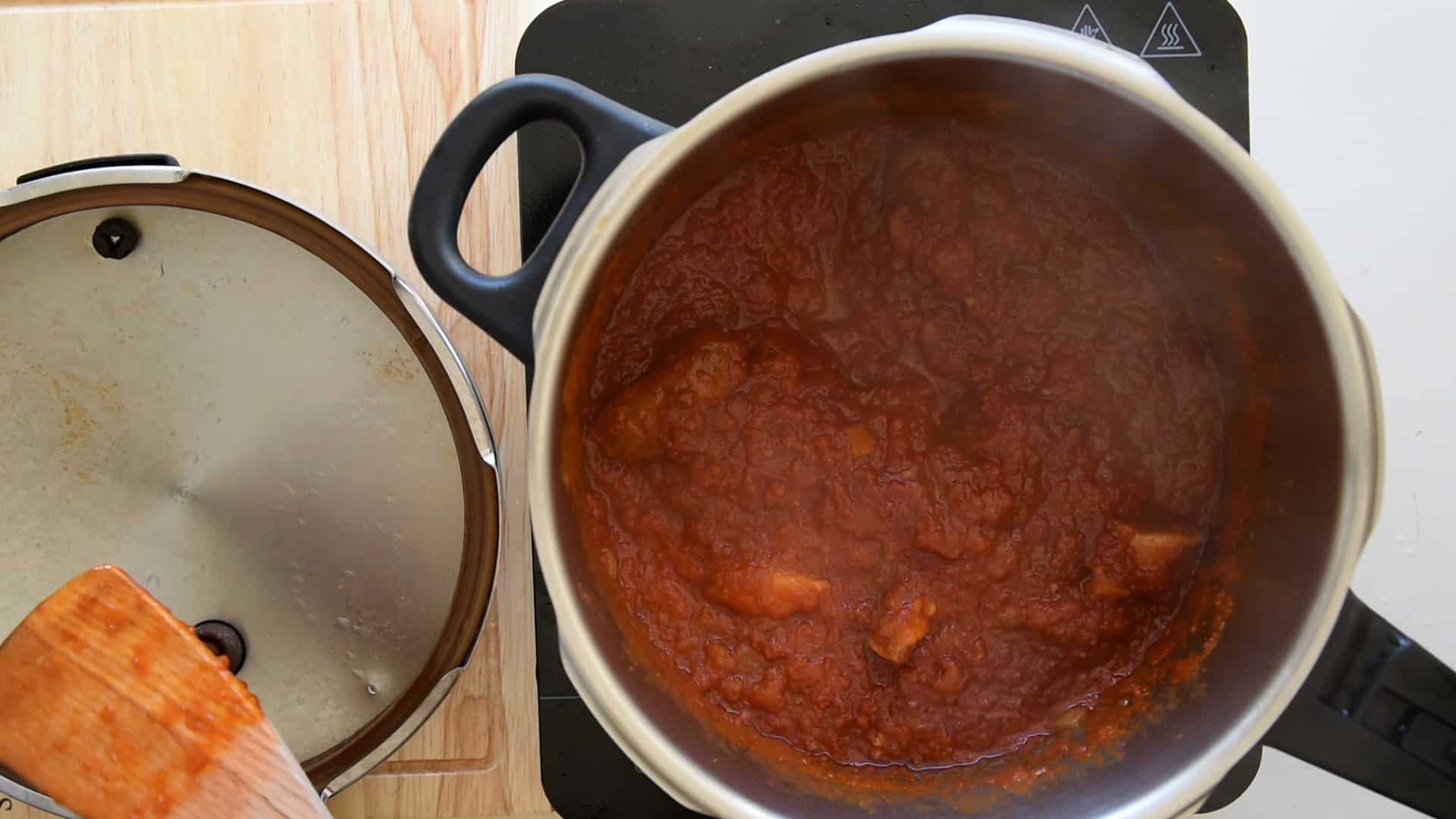 Let the ragu cook for 35 minutes in the pressure cooker