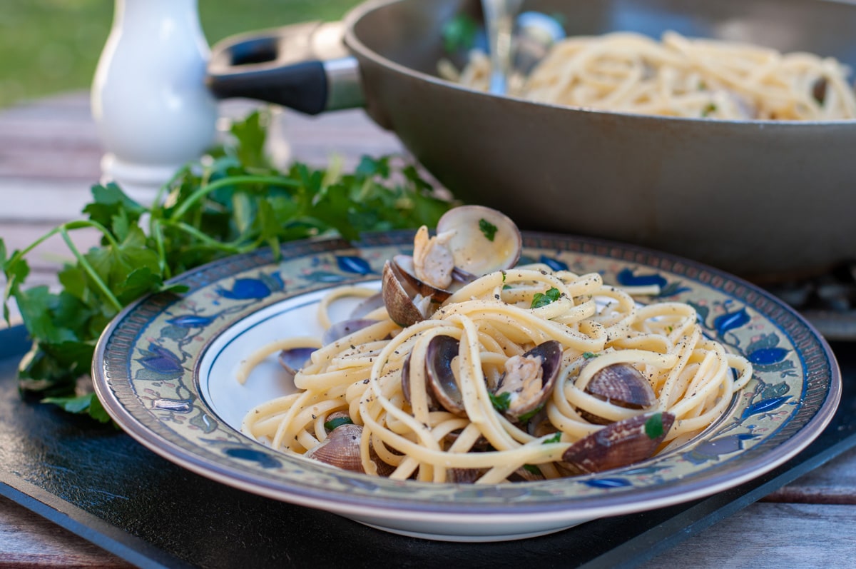 linguine alle vongole served in a plate