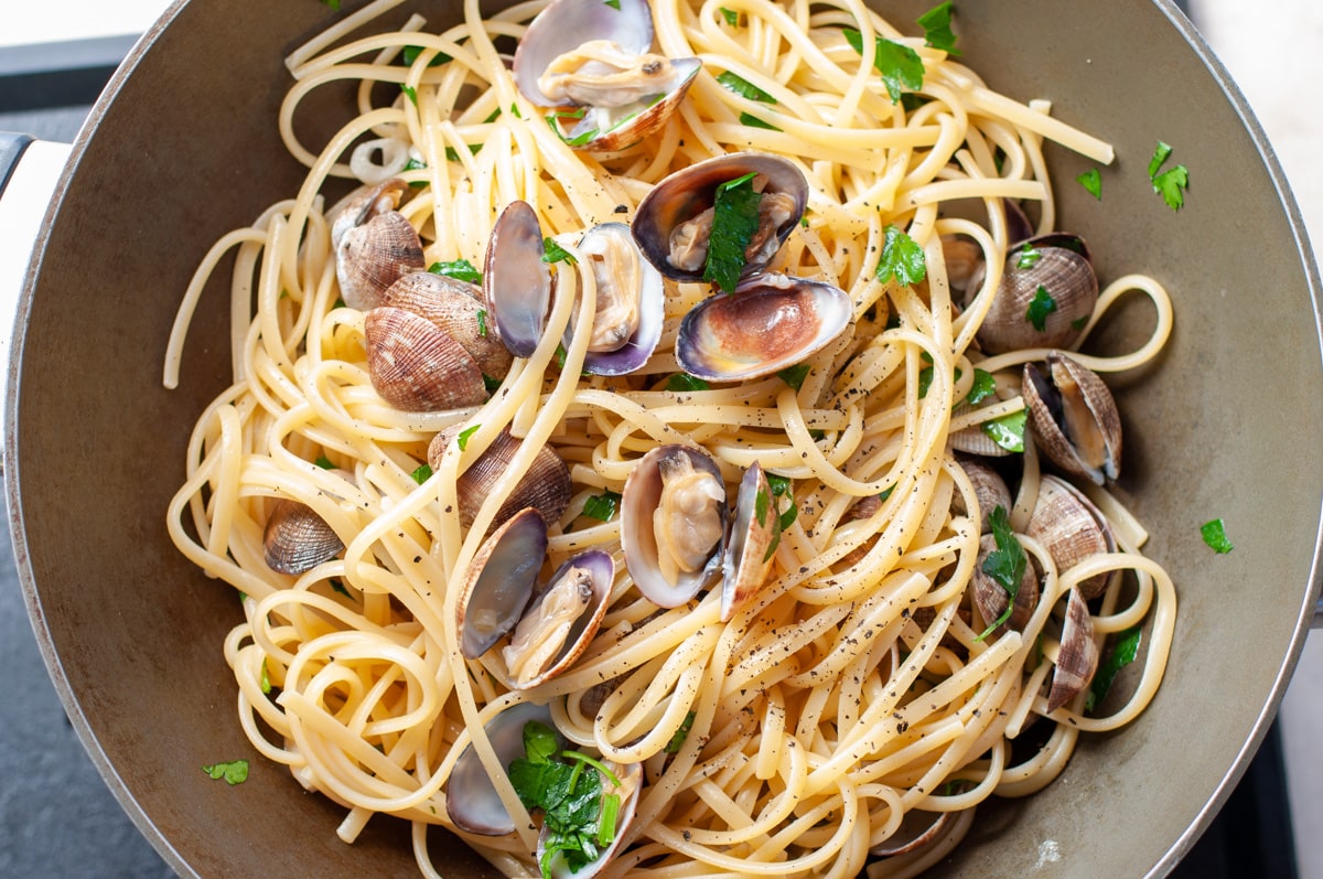 linguine alle vongole in the frying pan