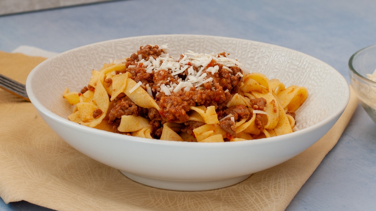 Serve the bolognese sauce with fresh tagliatelle