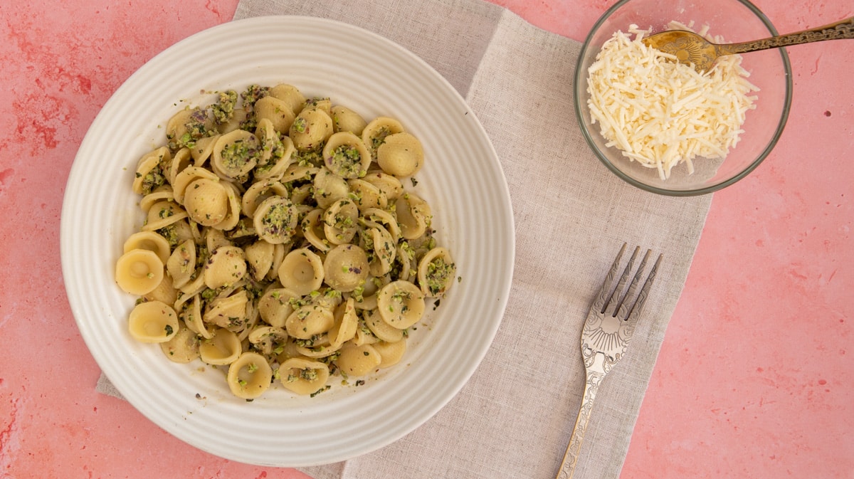 Add the pesto to the drained pasta and serve immediatelly