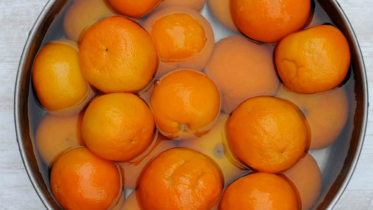 put the oranges in cold water