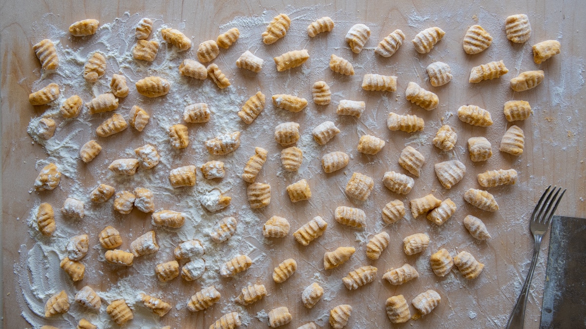 lay the gnocchi on a floured surface
