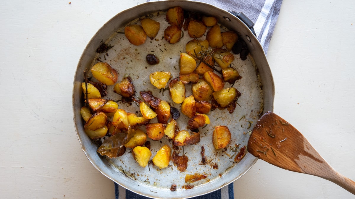 Loosen the potatoes from the pan