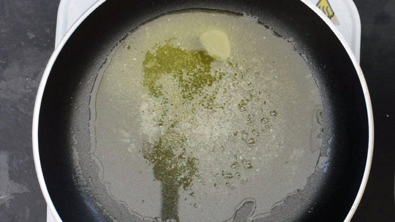 Add butter and olive oil in a frying pan