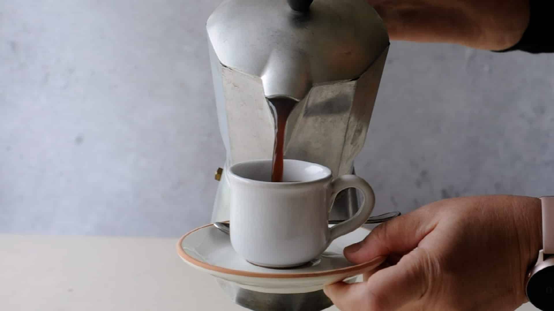 pouring the coffee in an espresso cup