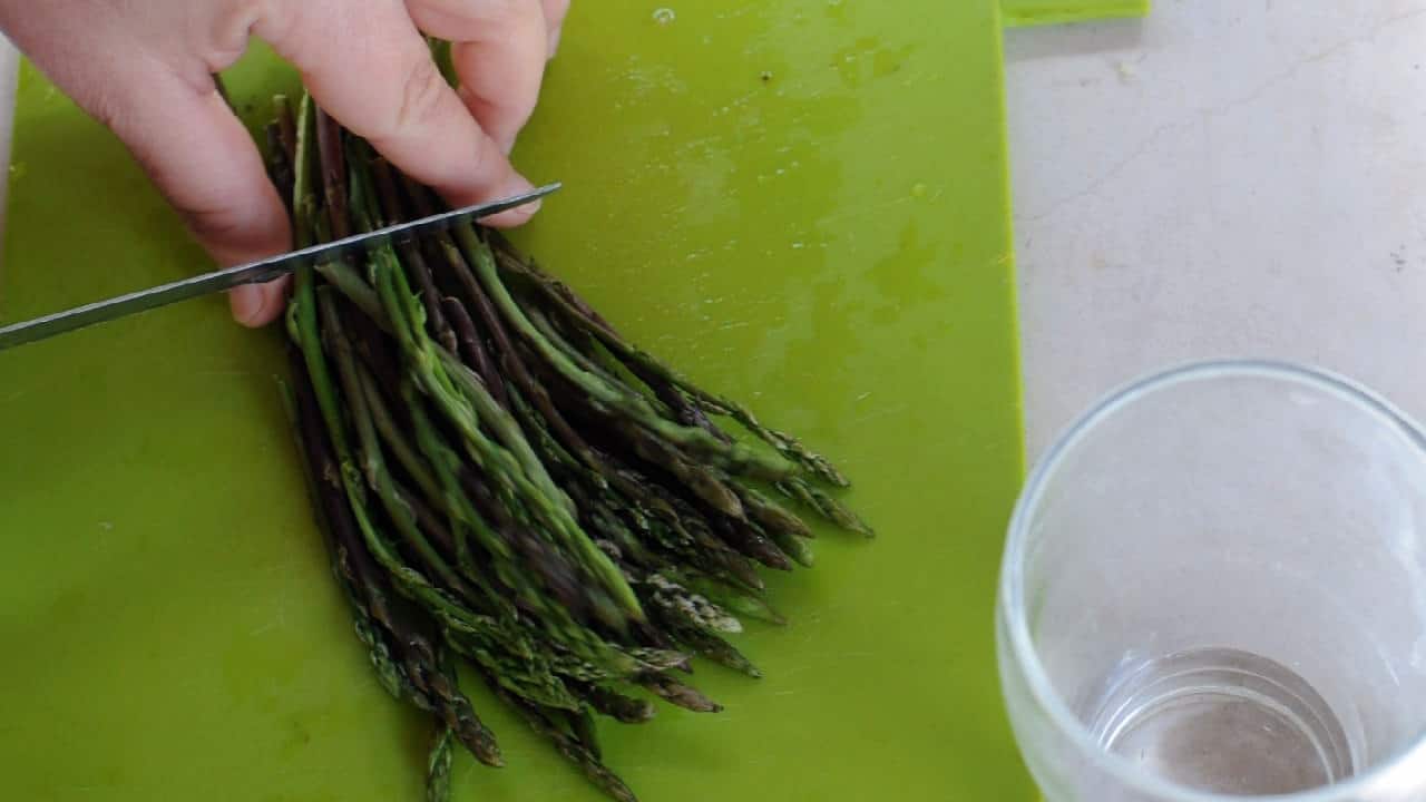 Trim the end of the wild asparagus