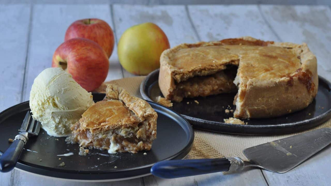 Serve the crostata di mela with gelato