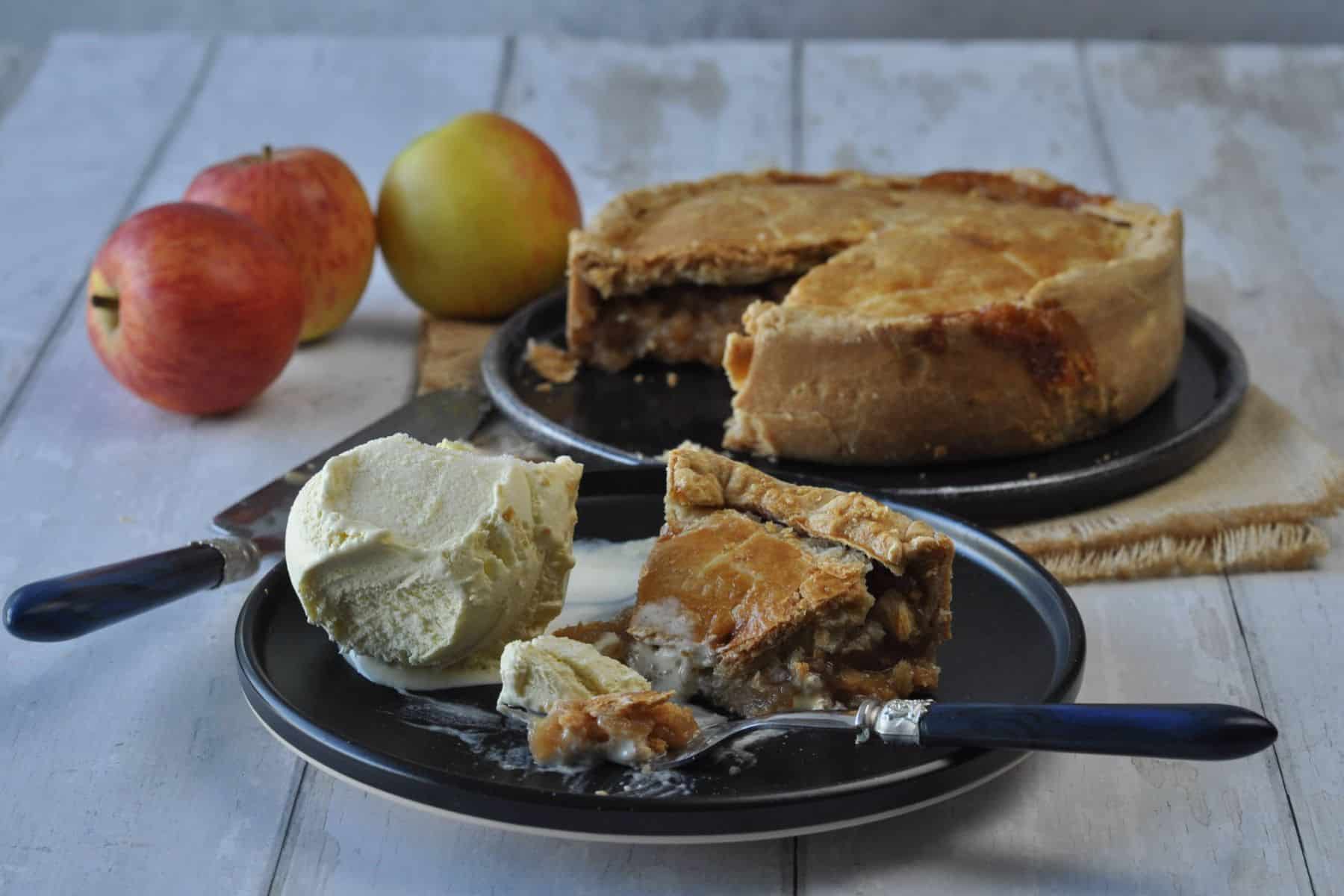 Apple pie served with gelato