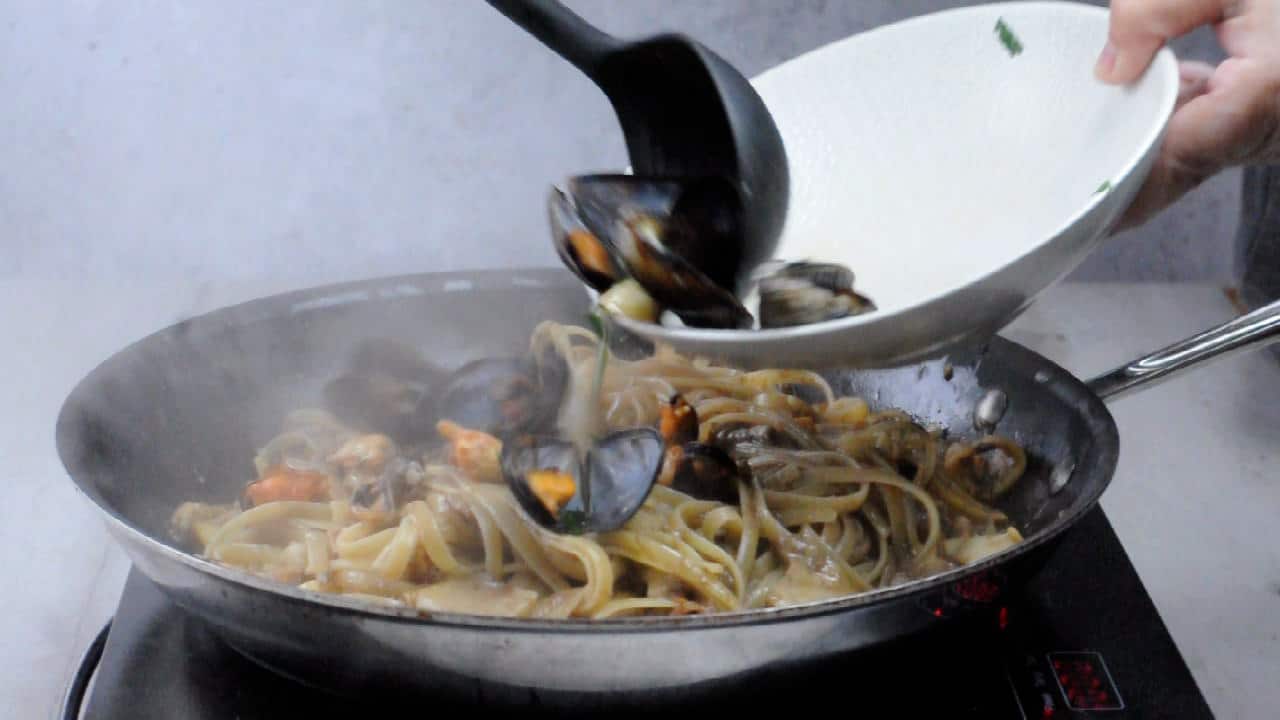 Add the mussels and some water