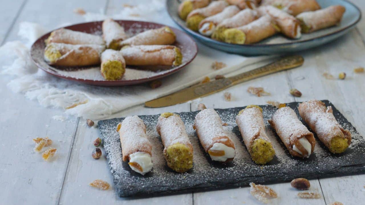 cannoli served in trays