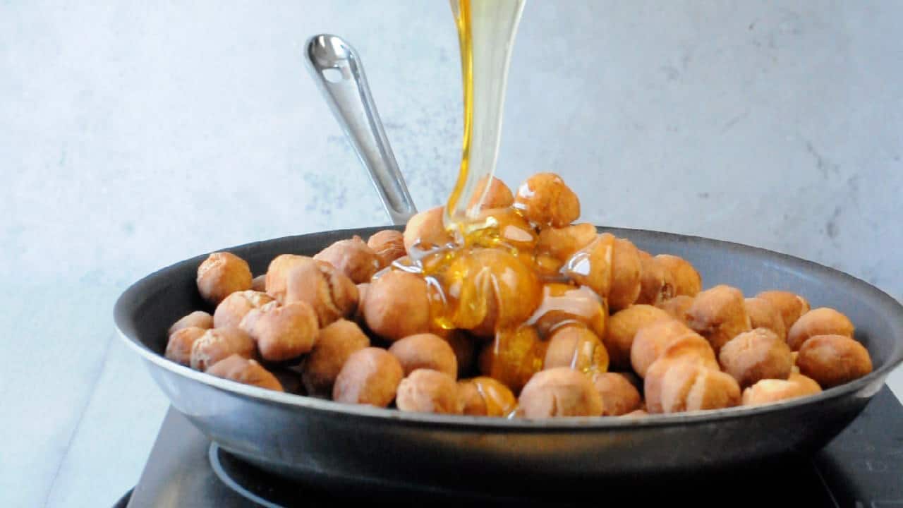 pour the honey over the struffoli