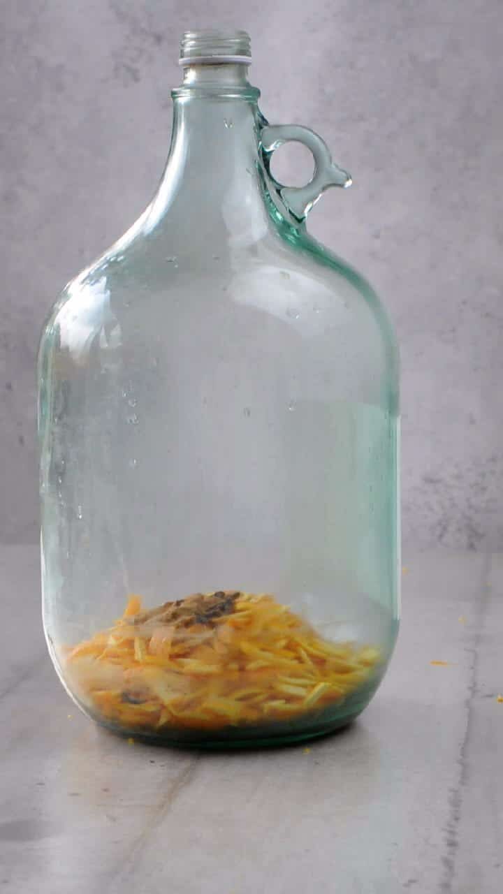 Place the peels and the spyces inside the bottle