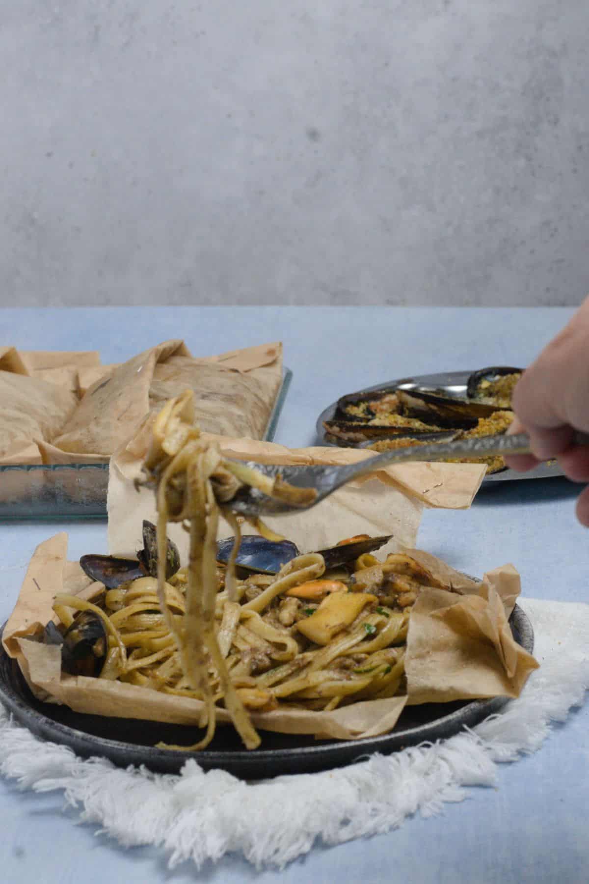 fork taking the pasta mari e monti