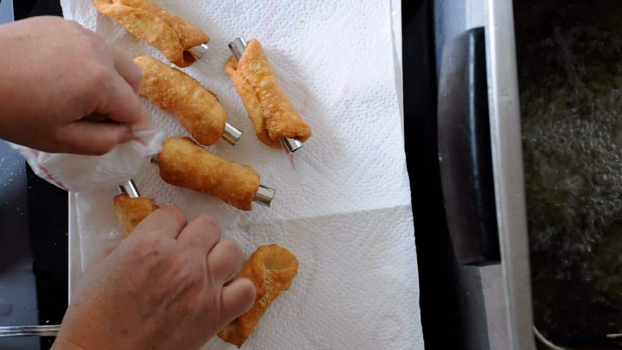 Remove the tube mold