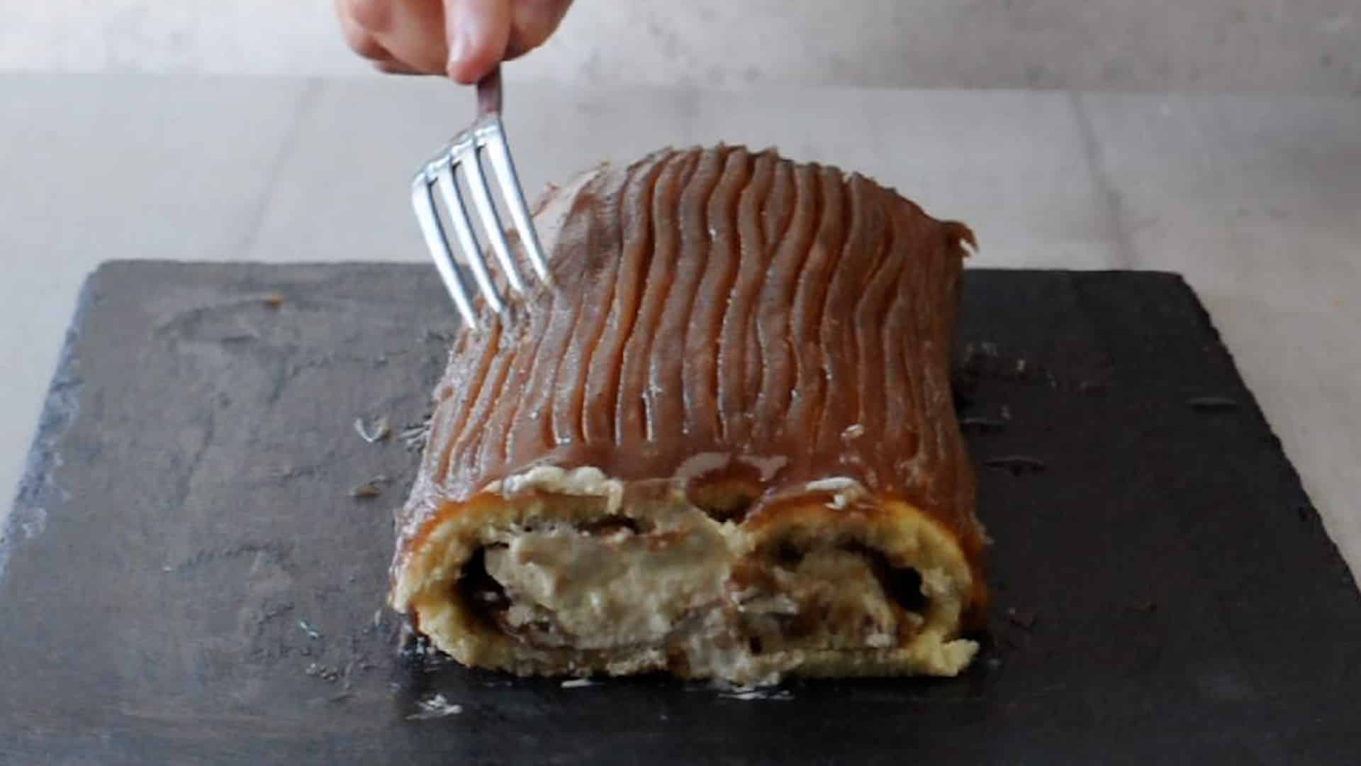 Frost the exterior with the marron mousse