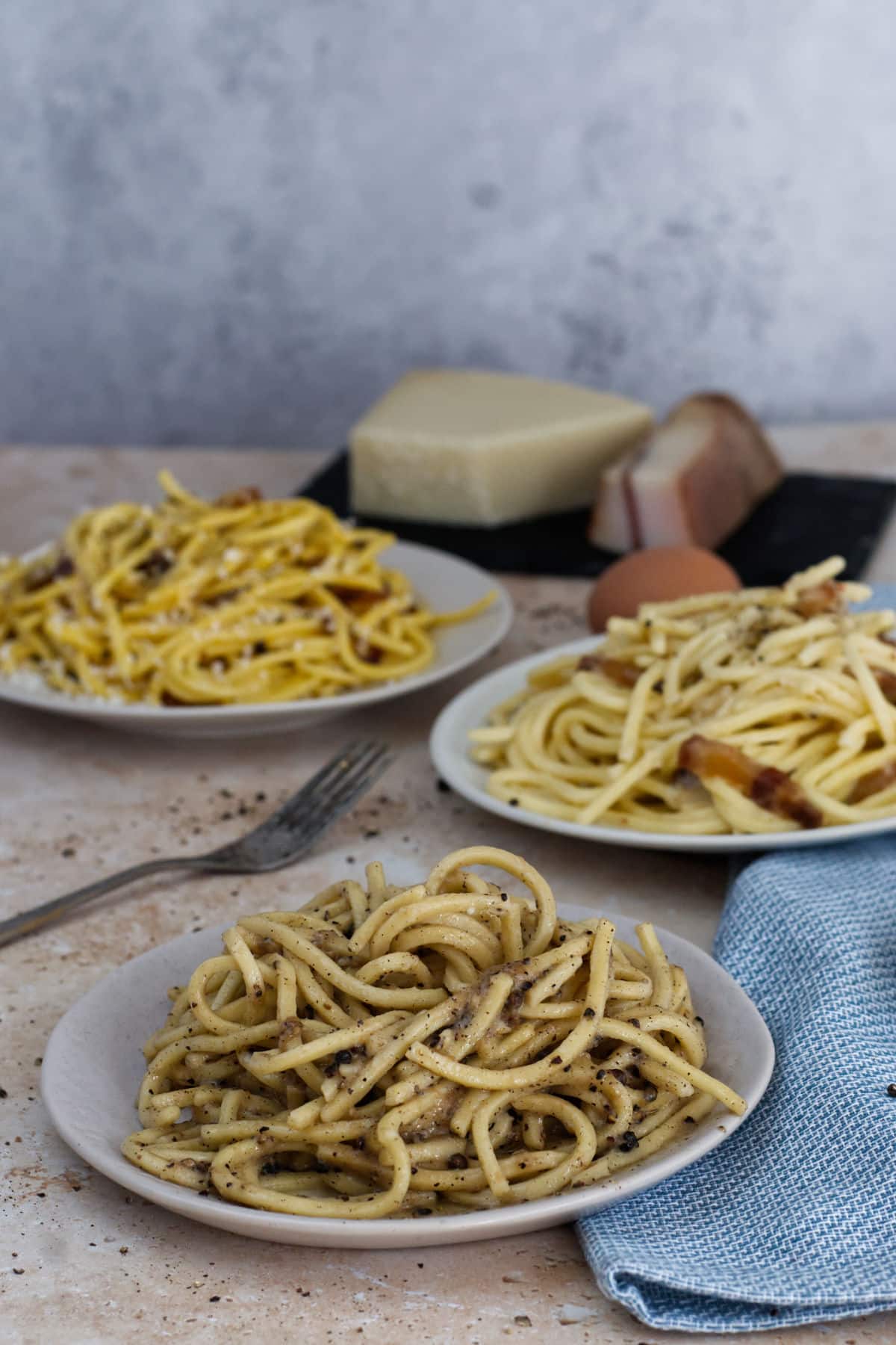 the tre roman pasta with cacio e pepe in the front
