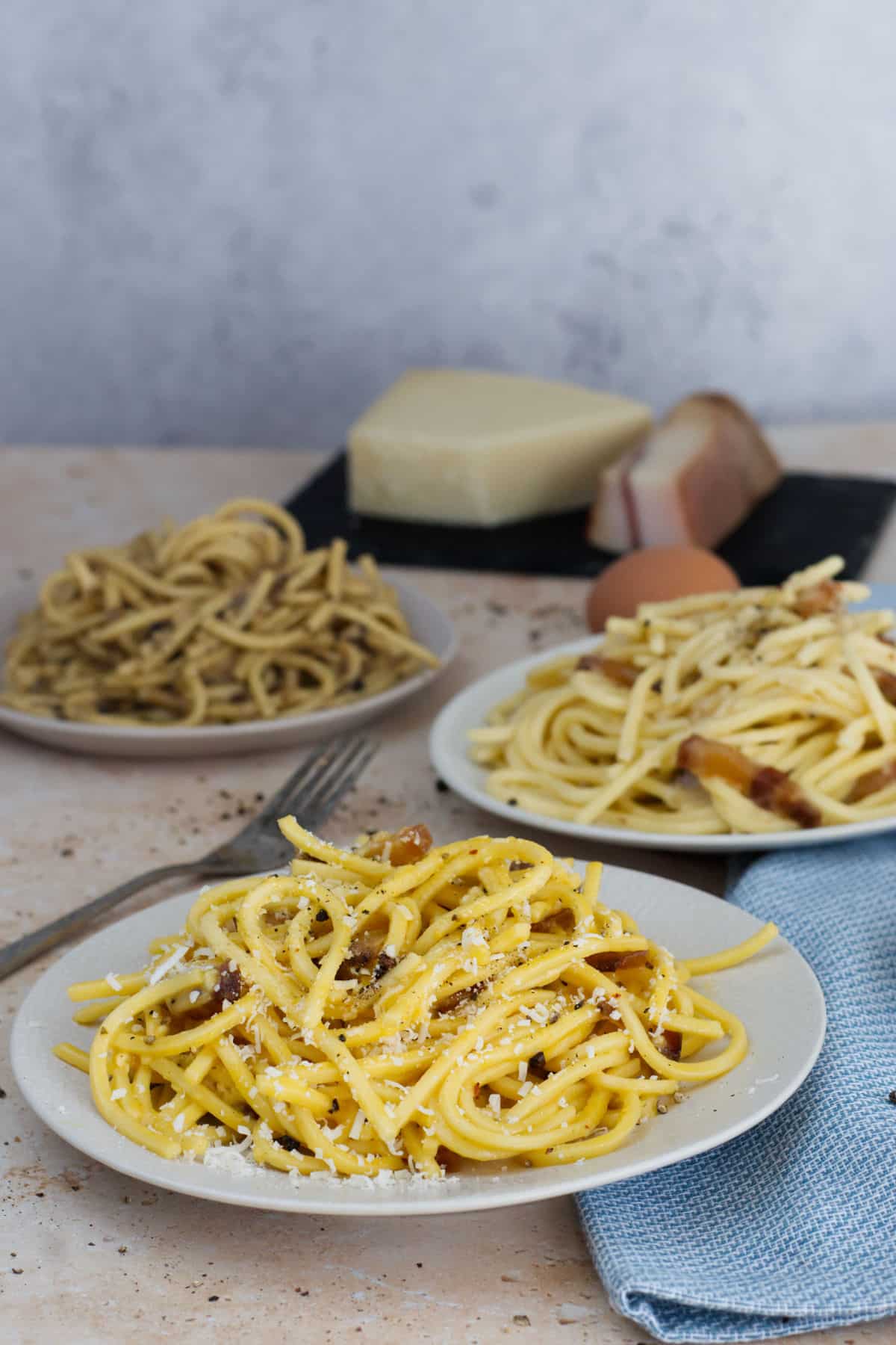 the tre roman pasta with carbonara in the front