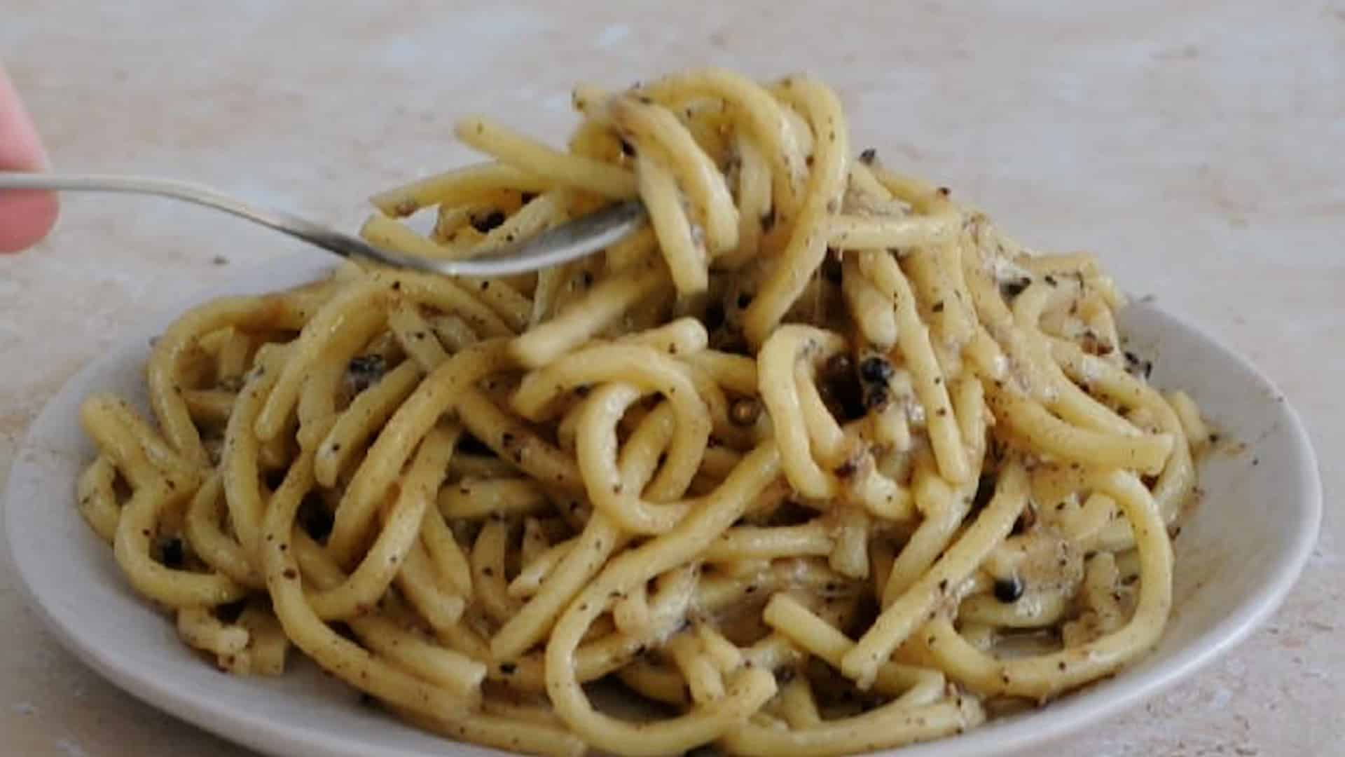 Eat cacio e pepe immediately